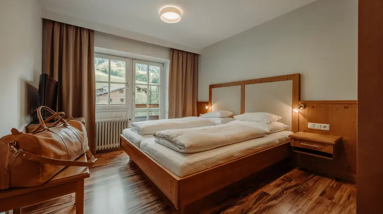 Schlafzimmer mit Doppelbett, Fenster und Blick ins Grüne