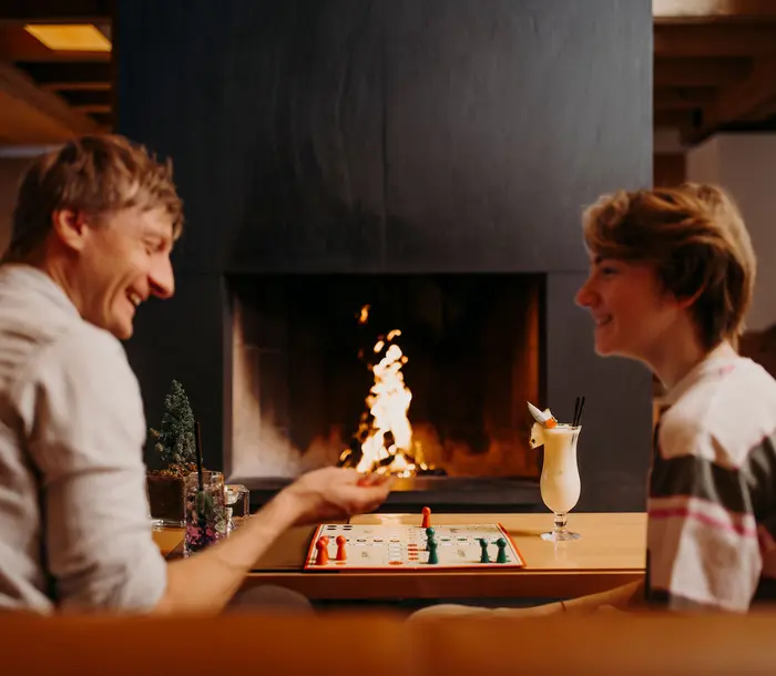 Brettspiel vor dem Kamin