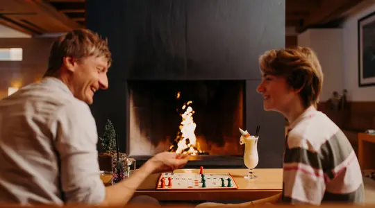 Brettspiel vor dem Kamin