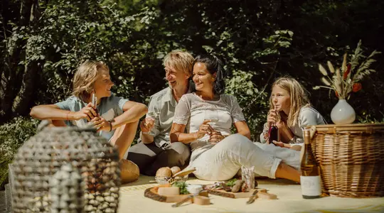 Familie bei einem Picknick im Gartenhotel Theresia