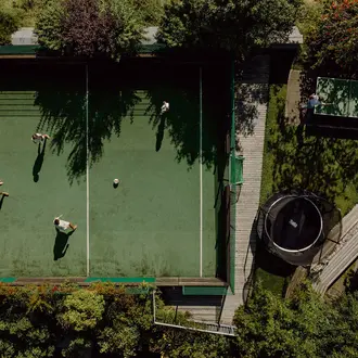 Hotelanlage mit Tischtennistisch, Fußballkäfig und Trampolin