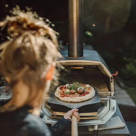 Kind beim Pizza backen
