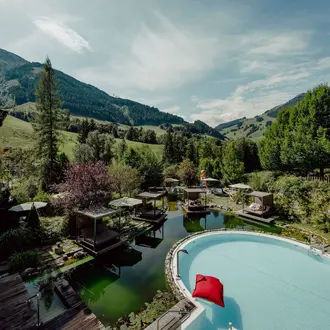 Hotel mit Schwimmteich und Berglandschaft