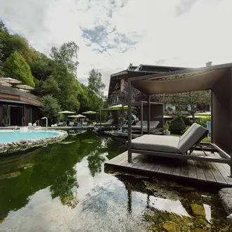 Badeteich und Pool im Garten