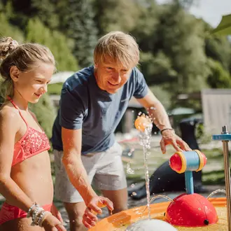 Vater und Tochter im Garten des Gartenhotel Theresia