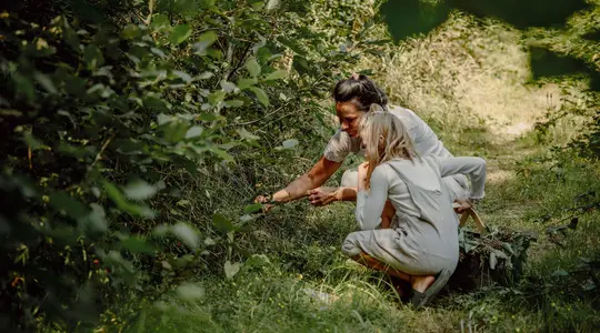 Mutter mit Tochter im Wald