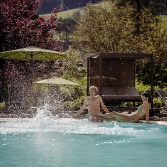 Pärchen am Hotelpool in Saalbach