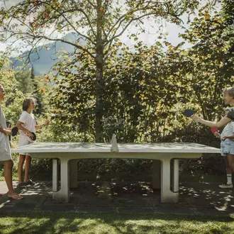 Familie beim Tischtennis spielen