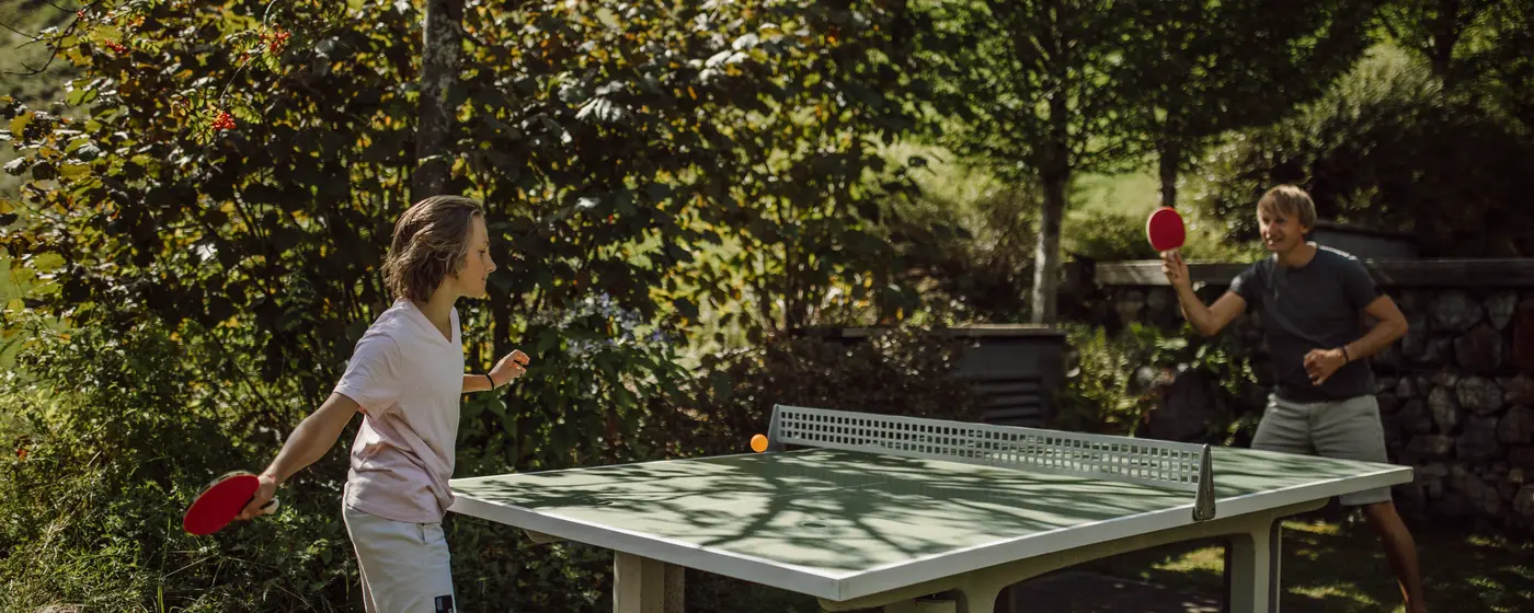 Vater und Sohn beim Tischtennisspielen im Hotelgarten