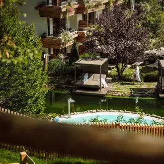 Hotelanlage mit Pool, Liegen und Grünflächen