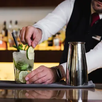 Barkeeper beim Cocktail zubereiten
