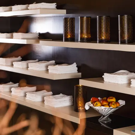Regale im Hotel mit Wellnessbereich
