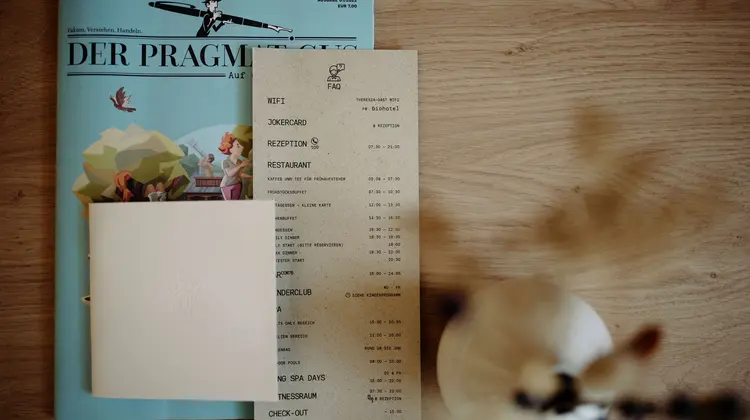 Speisekarte und Buch auf einem Holztisch