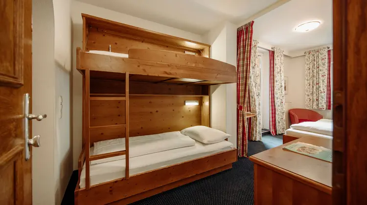 Holzbett mit Etagenbettfunktion in einem Hotelzimmer