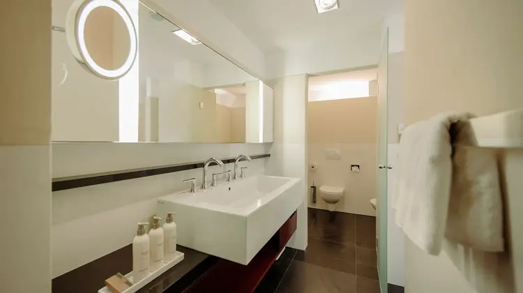 Modernes Badezimmer mit großem Spiegel und Doppelwaschbecken