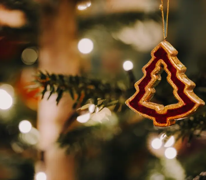 Goldener Weihnachtsbaum-Anhänger am Weihnachtsbaum