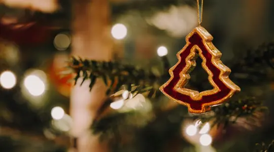 Goldener Weihnachtsbaum-Anhänger am Weihnachtsbaum